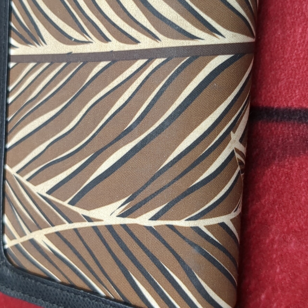 Vera Bradley Georgia banana leaf wallet - Picture 5 of 11